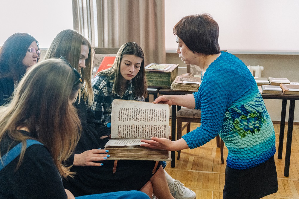 Музейно-библиотечные занятия «Тайны рукописной книги» ко Дню славянской письменности